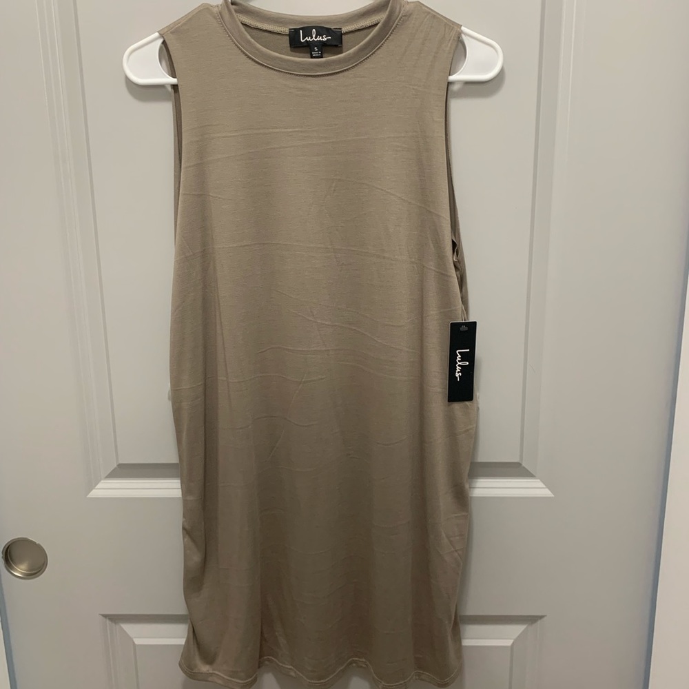 Lulu’s tan sleeveless dress